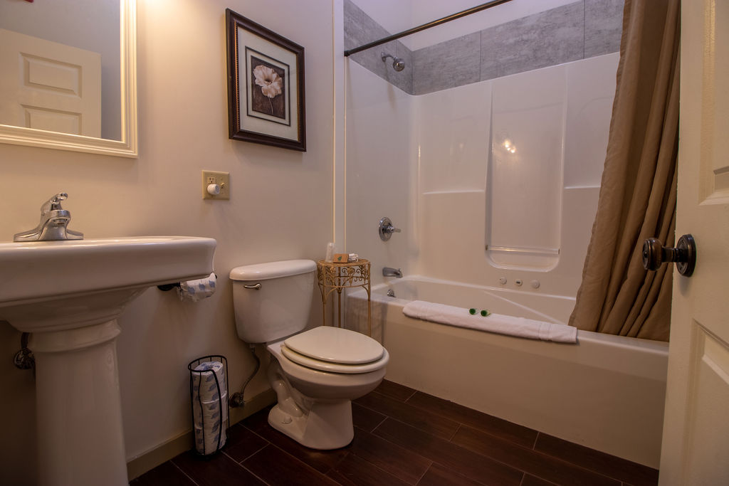 207.208-Passthrough-Bathroom-Hotel-HDR Nauvoo Hotel pass through bathroom